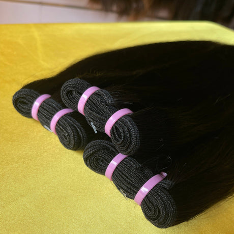 QWB Queen Weave Beauty - Detailed texture verification macro photography documenting premium virgin human hair. Close inspection reveals uniform curl formation throughout entire strand length from weft edge through tip ends, confirming consistent steam processing during manufacturing. Cuticle intact