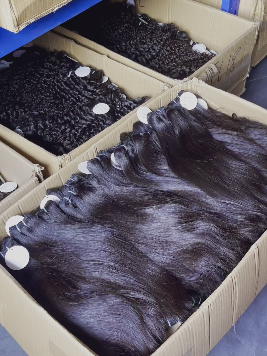 Straight 5 Bundles Video Demo - Installation tutorial showing product movement, quality construction details including double weft stitching, and versatile styling capabilities of Brazilian virgin hair extensions. Five bundles demonstrate value proposition with approximately 500g total weight provid